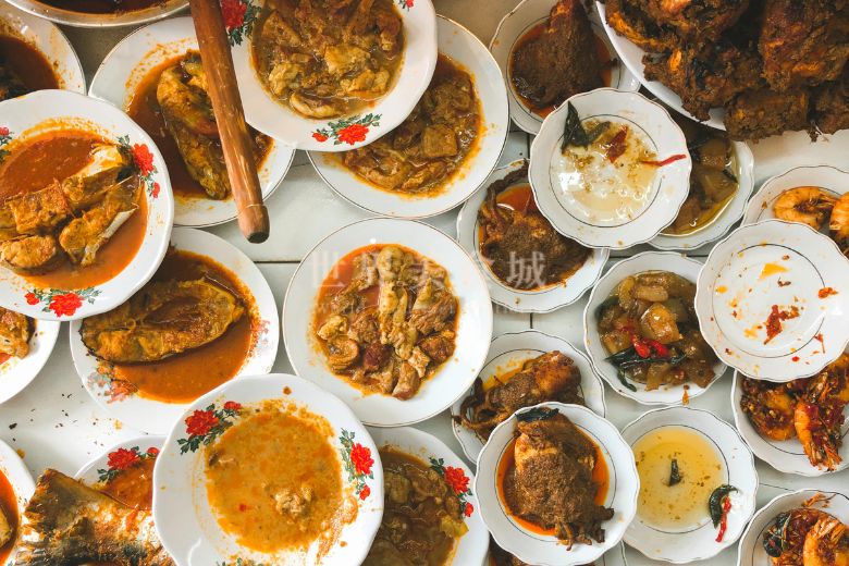 在印尼，即便才早上，大家還是會吃昨天晚餐的剩飯，而晚餐都偏向重口味。