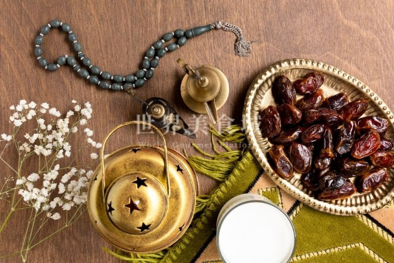 伊斯蘭教常見用品，包括蠟燭、提燈、椰棗、念珠