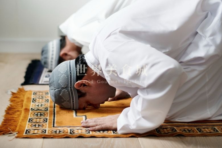 穆斯林跪在拜毯上禮拜